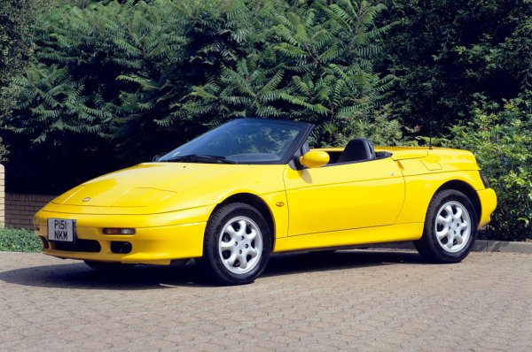 Kia закупи правата върху M100-генерацията Elan от Lotus и пусна колата през 1996 г., след като измисли няколко модификации по нея. Корейският гигант преработи задните светлини (Lotus използва клъстери, произведени от Alpine) и замени построения от Isuzu 1,6-литров двигател с 1,8-литров. Пуснати бяха 1056 екземпляра от Kia Elan. Повечето бяха продадени в Южна Корея, но някои стигнаха до Англия и Япония.